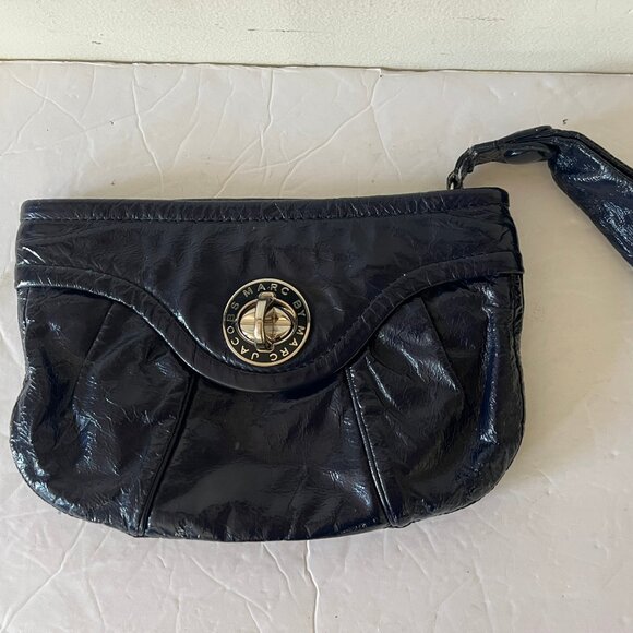 MARC BY MARC JACOBS GLOSSY PATENT LEATHER WRISTLET CLUTCH NAVY - Picture 1 of 6